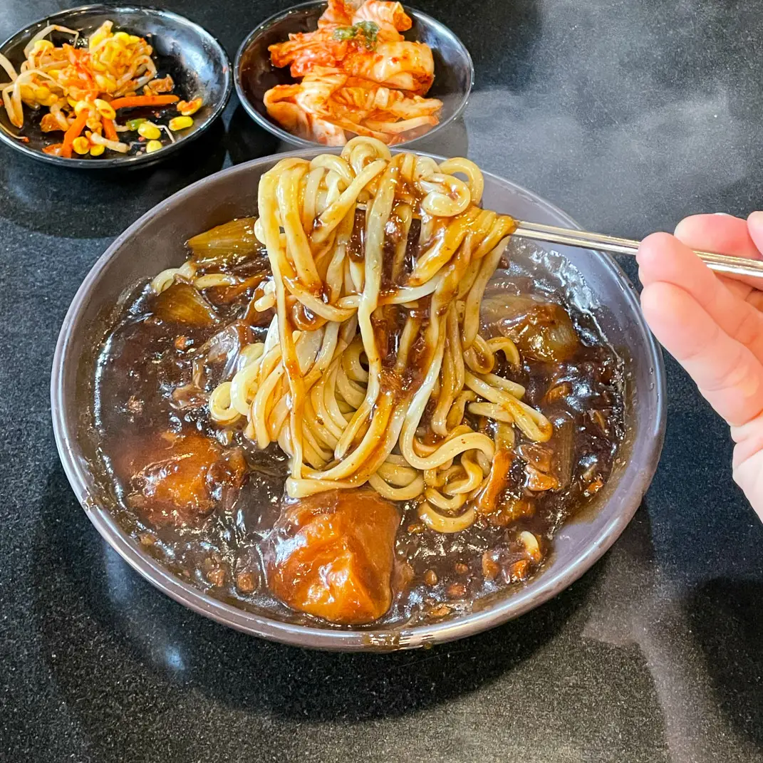 もう一つの看板メニュー「韓国式ジャージャー麺」